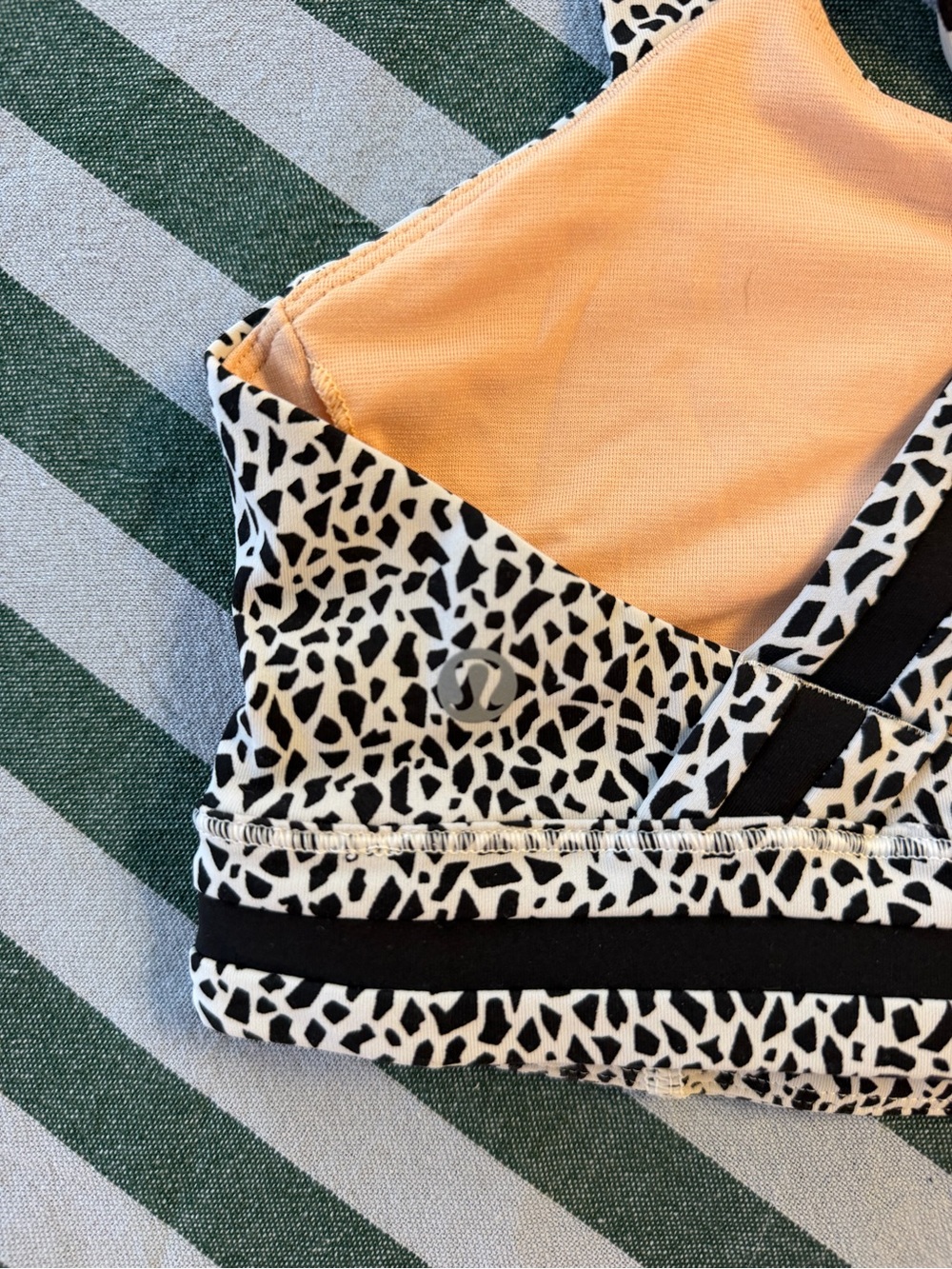 Lululemon Rack Pack Bra in the Miss Mosaic White / Posey Black White pattern - Picture 3 of 3